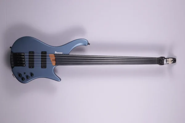 Ibanez EHB 1005F Metallich blue Fretless 5